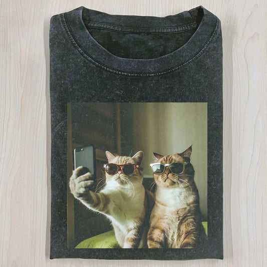 CAT TAKING A SELFIE T-SHIRT